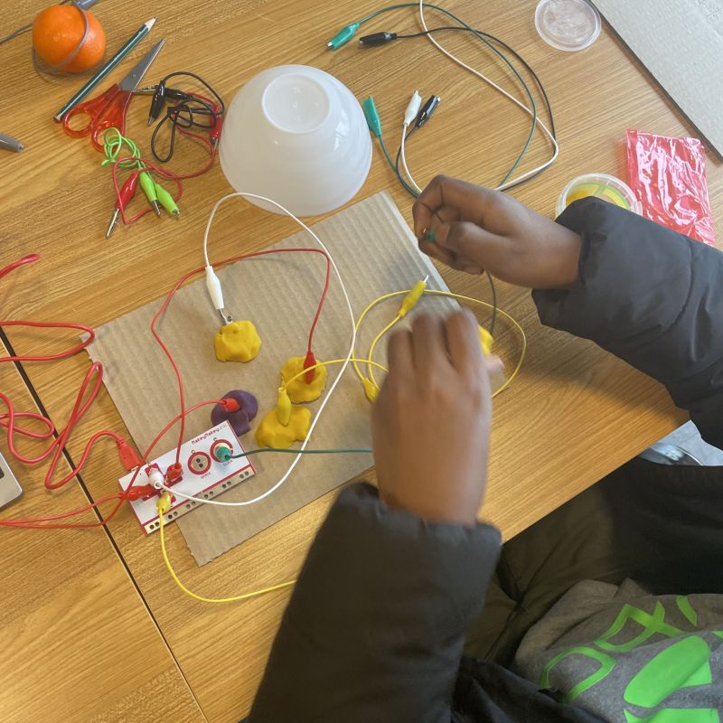 Kind testet Makey Makey im Medienraum