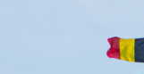 Werbung für die Bildungsfahrt nach Brüssel. Zu sehen ist ein Gruppenfoto, die Brüsselflagge und das Parlament von innen. Auf einem roten Button steht 'Erleben und verstehen. Komm mit uns nach Brüssel! 24.05 bis 26.05.2024.'