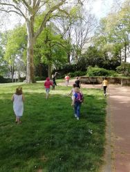 Kinder laufen über eine grüne Wiese im Park in Kupferdreh.