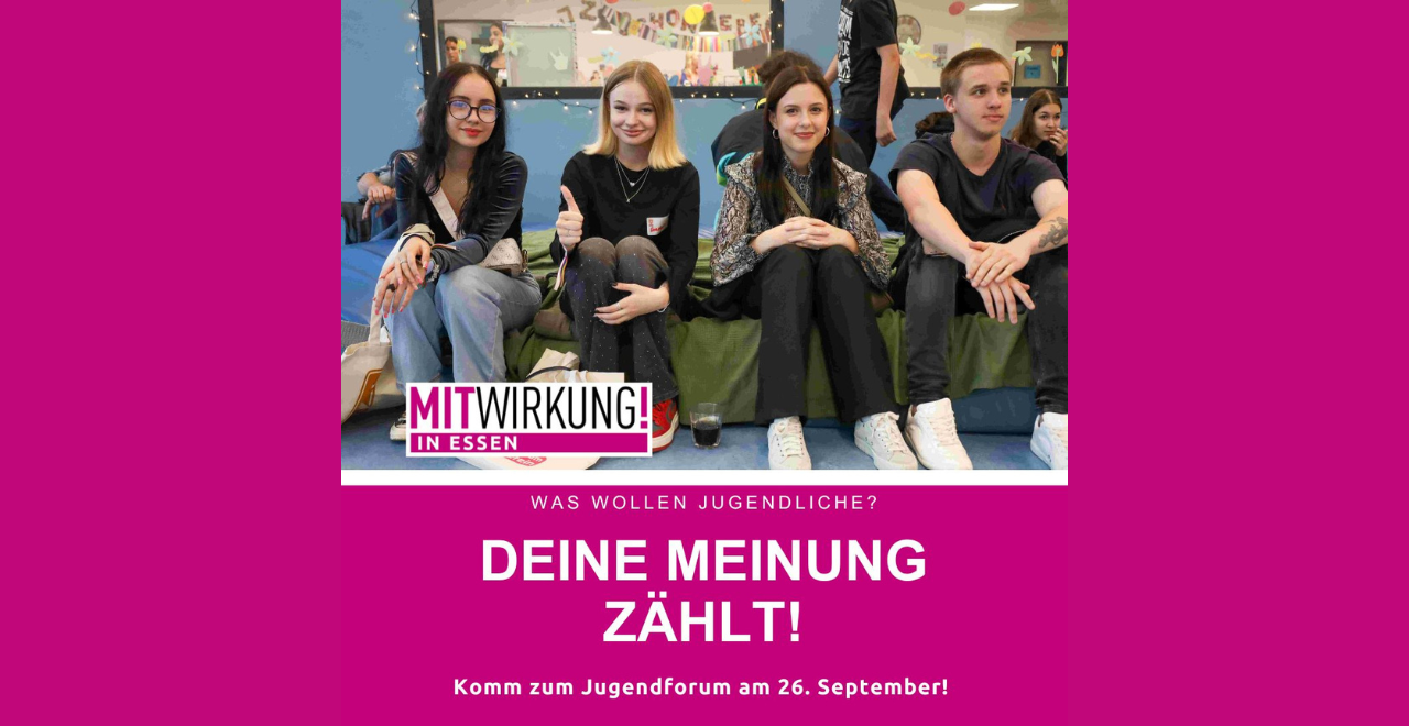 Vier Jugendliche sitzen in einer Reihe und lächeln in die Kamera.