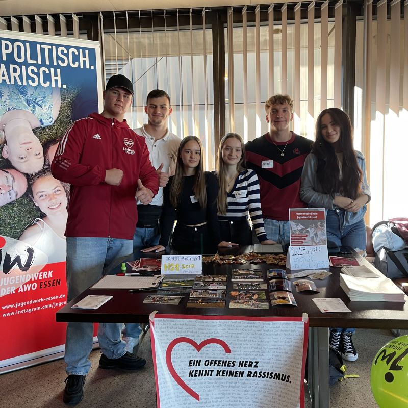Jugendliche betreuen Stand beim Jugendbeteiligungstag der Stadt Essen.