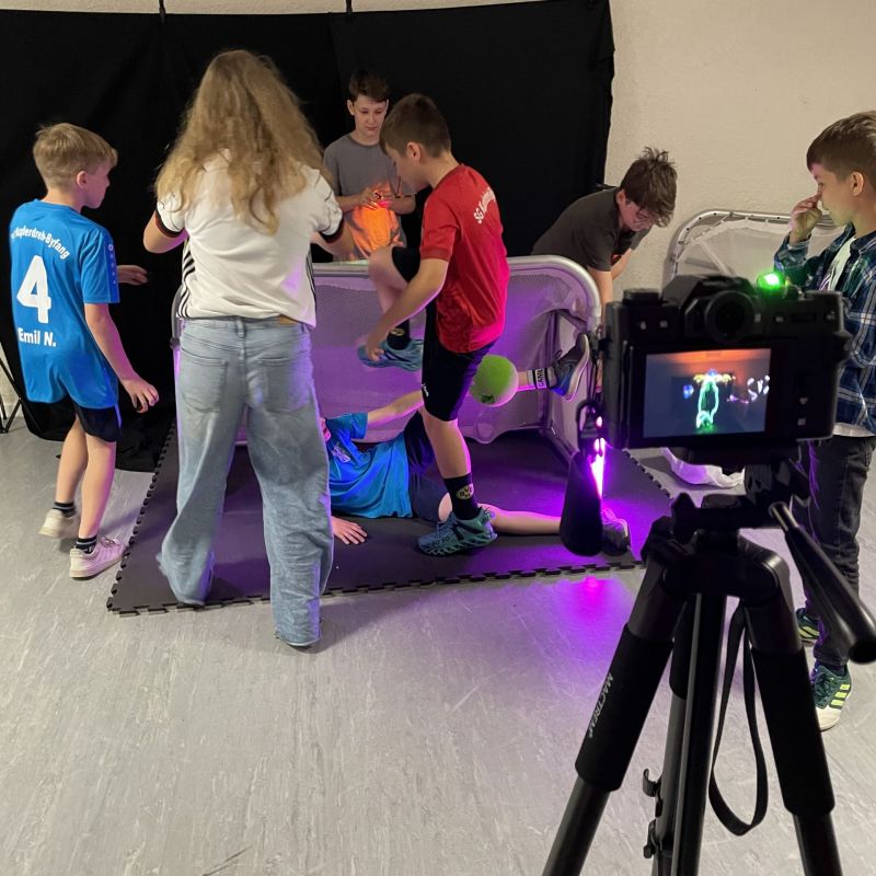 Kamera läuft und Kinder postitionieren sich für Lightpainting