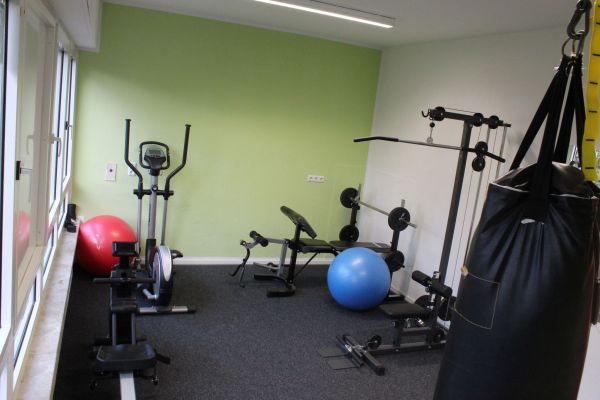 Fitnessraum mit Sportgeräten für Jugendliche