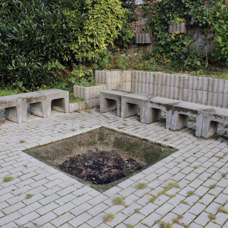 Feuerstelle mit Sitzbänken drum herum.