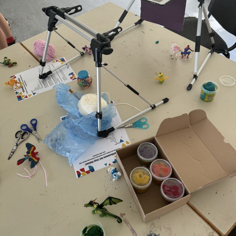 Medienangebot Stop Motion. Auf dem Tisch stehen Tablethalter, Knete und kleine Figuren, um einen Film zu drehen.