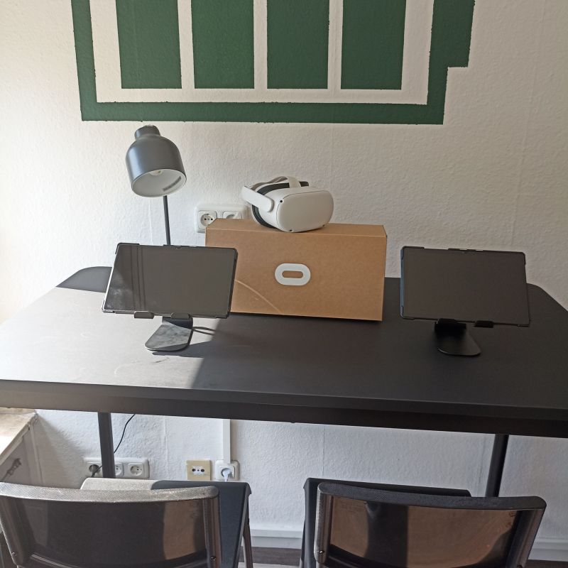 Medienraum mit VR-Brillen.