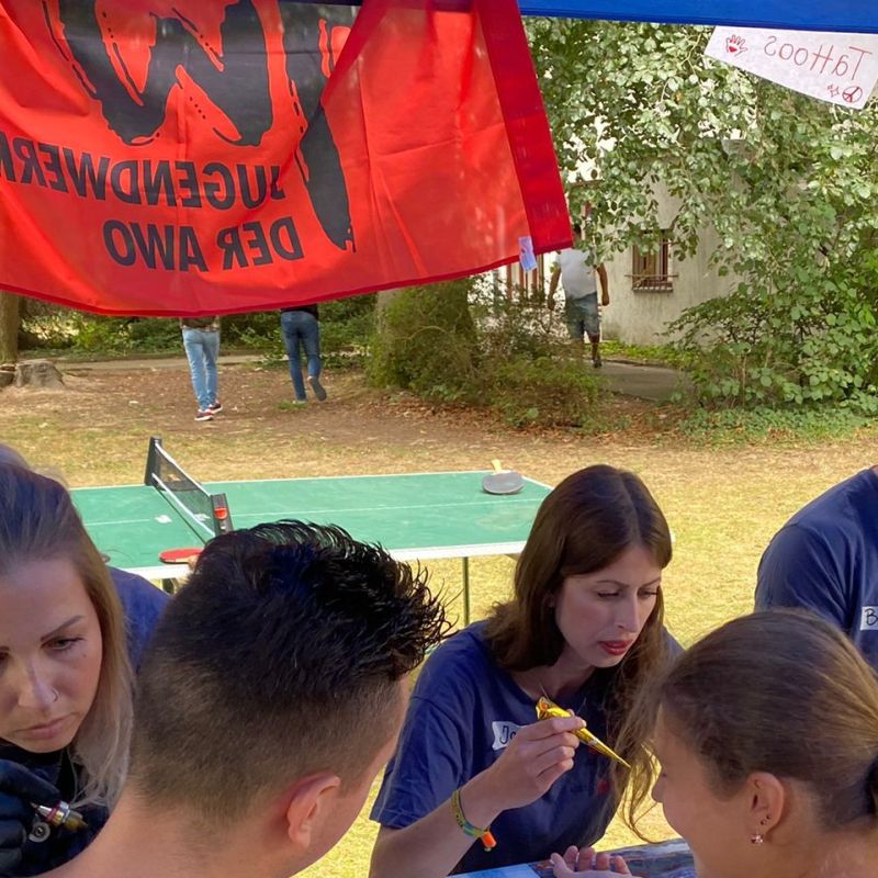 Während eines Mobilen Angebots in Essen-Werden werden Glitzertattoos angeboten.