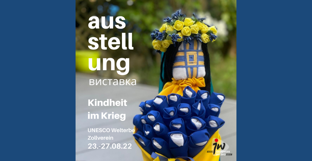Blau gelbe Figur aus Stoff hand gefertigt. Mit Blumen auf dem Kopf.