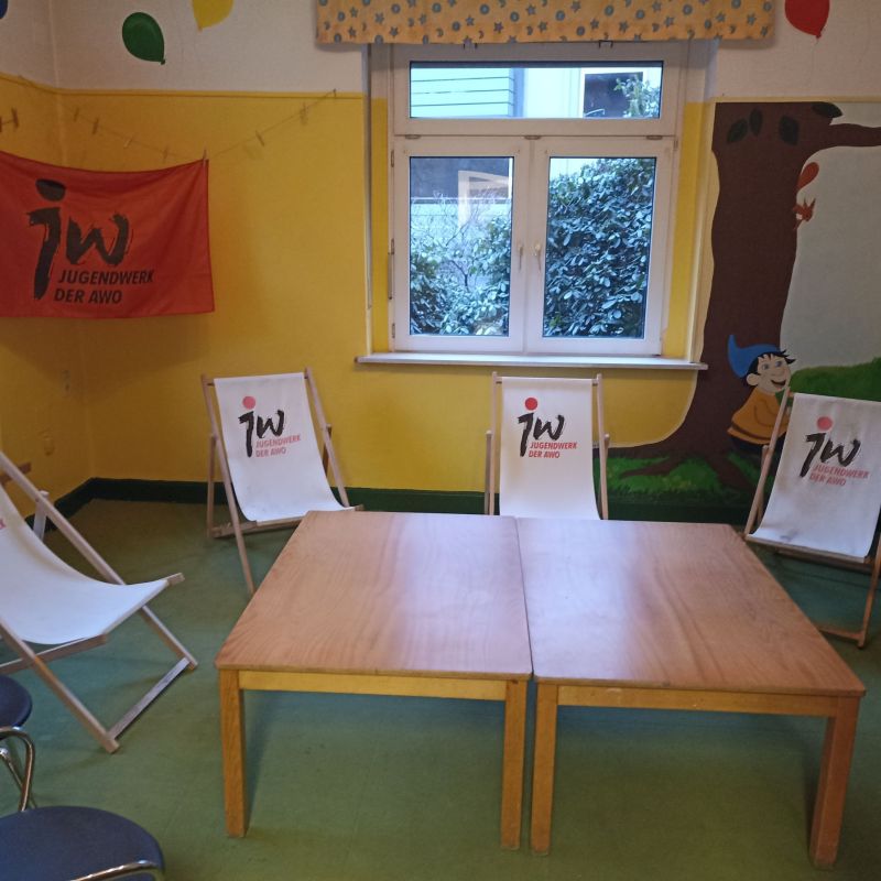 Der neu gestaltete Raum des Jugendclub Werden mit Tischen in der Mitte. Liegestühlen drumherum und Jugendwerksfahne.