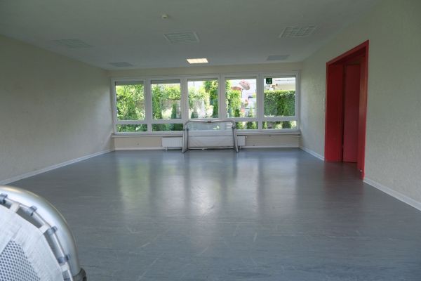 Große Halle zum Spielen und Turnen.