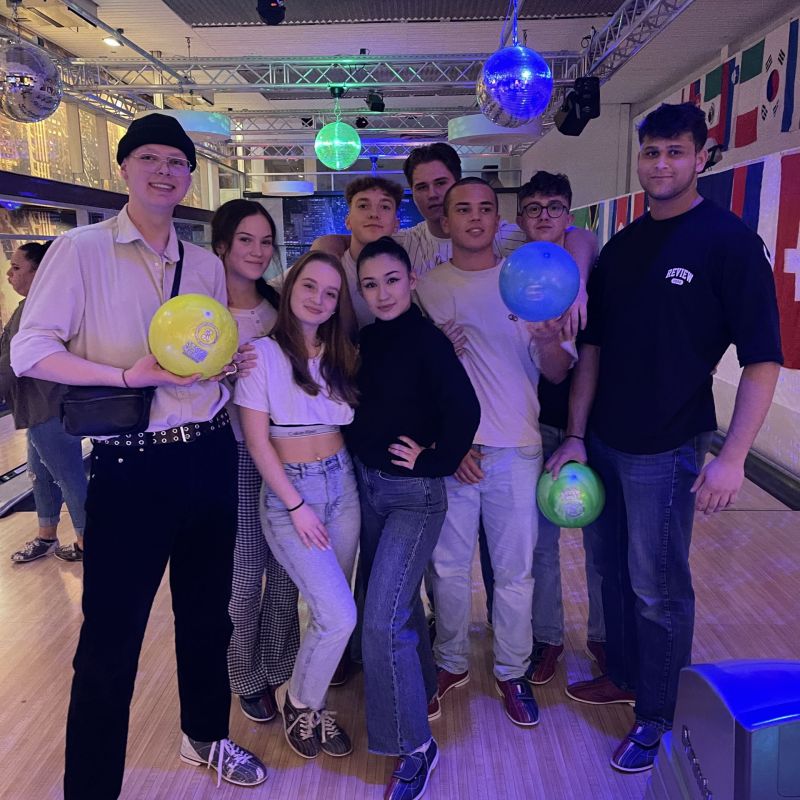 Besuchende des selbstverwalteten Jugendclubs machen Ausflug zur Bowlingbahn.