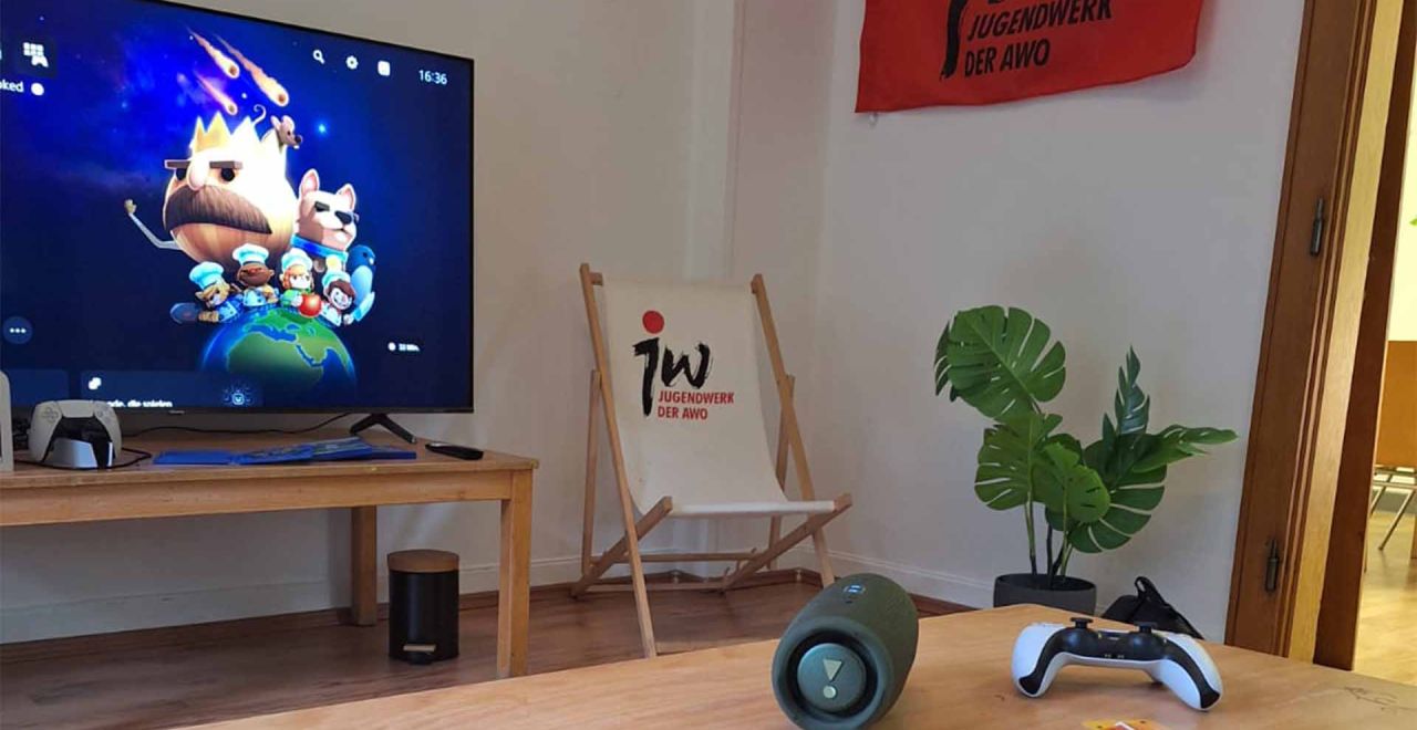 Der neu gestaltete Raum des Jugendclub Werden mit Tischen in der Mitte. Liegestühlen drumherum und Jugendwerksfahne.