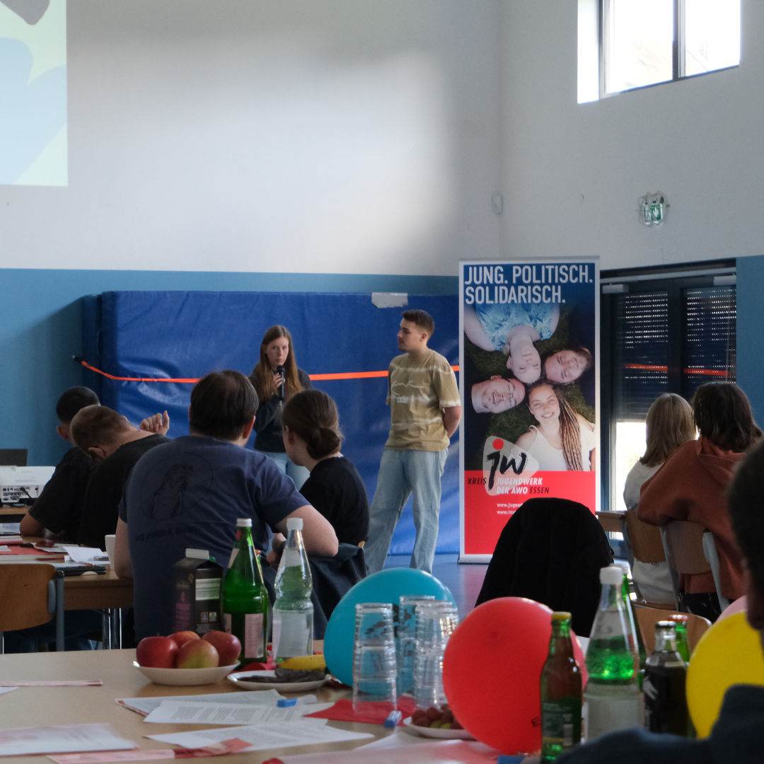 Der Vorstand des Jugendwerks spricht zum Publikum.