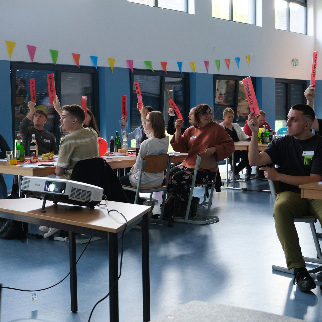 Mitglieder und Delegierte des Jugendwerks stimmen bei der Kreiskonferenz über gestellte Anträge ab.